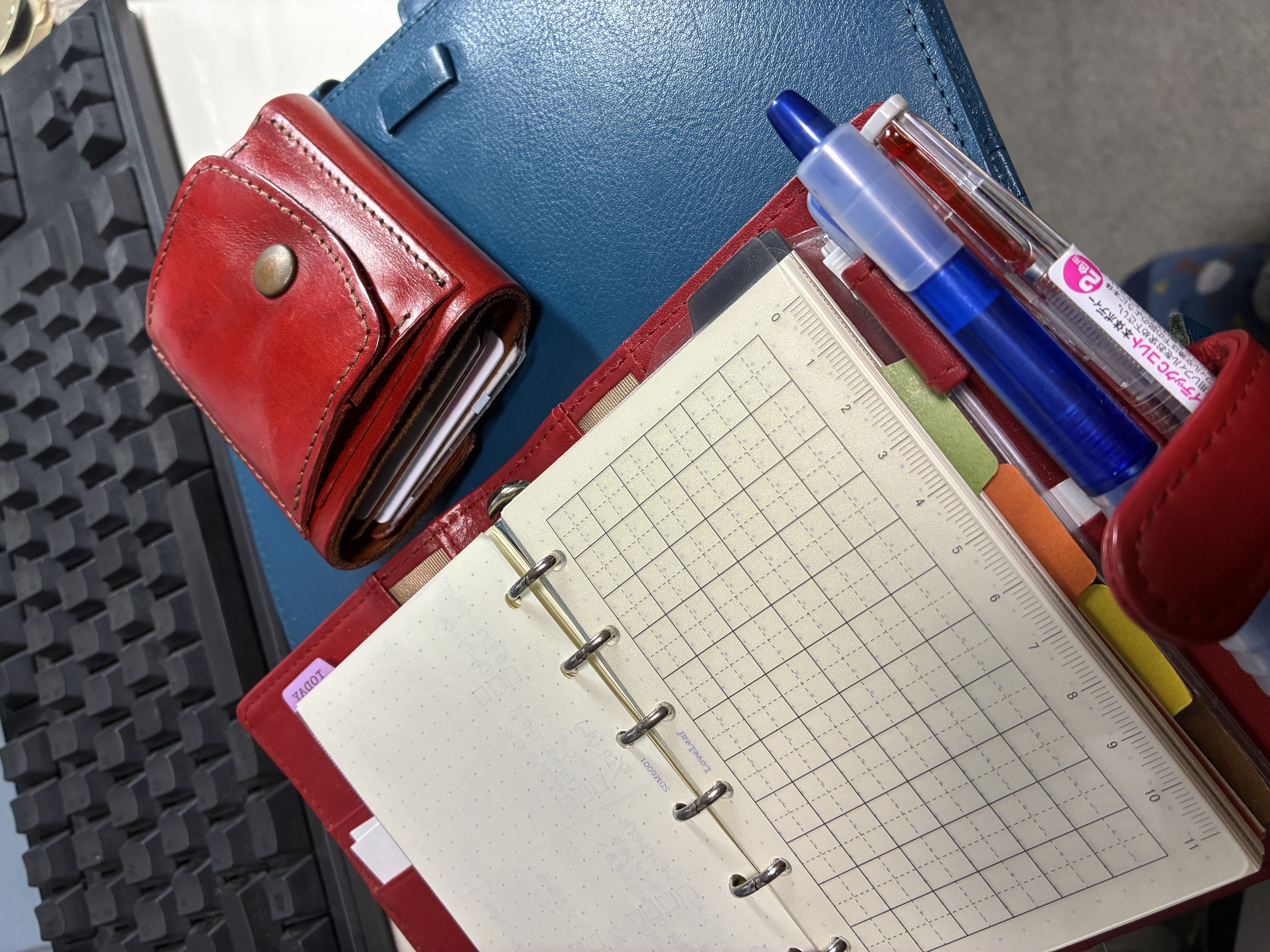 私の愛用の革小物、ノートカバーにシステム手帳カバー、お財布